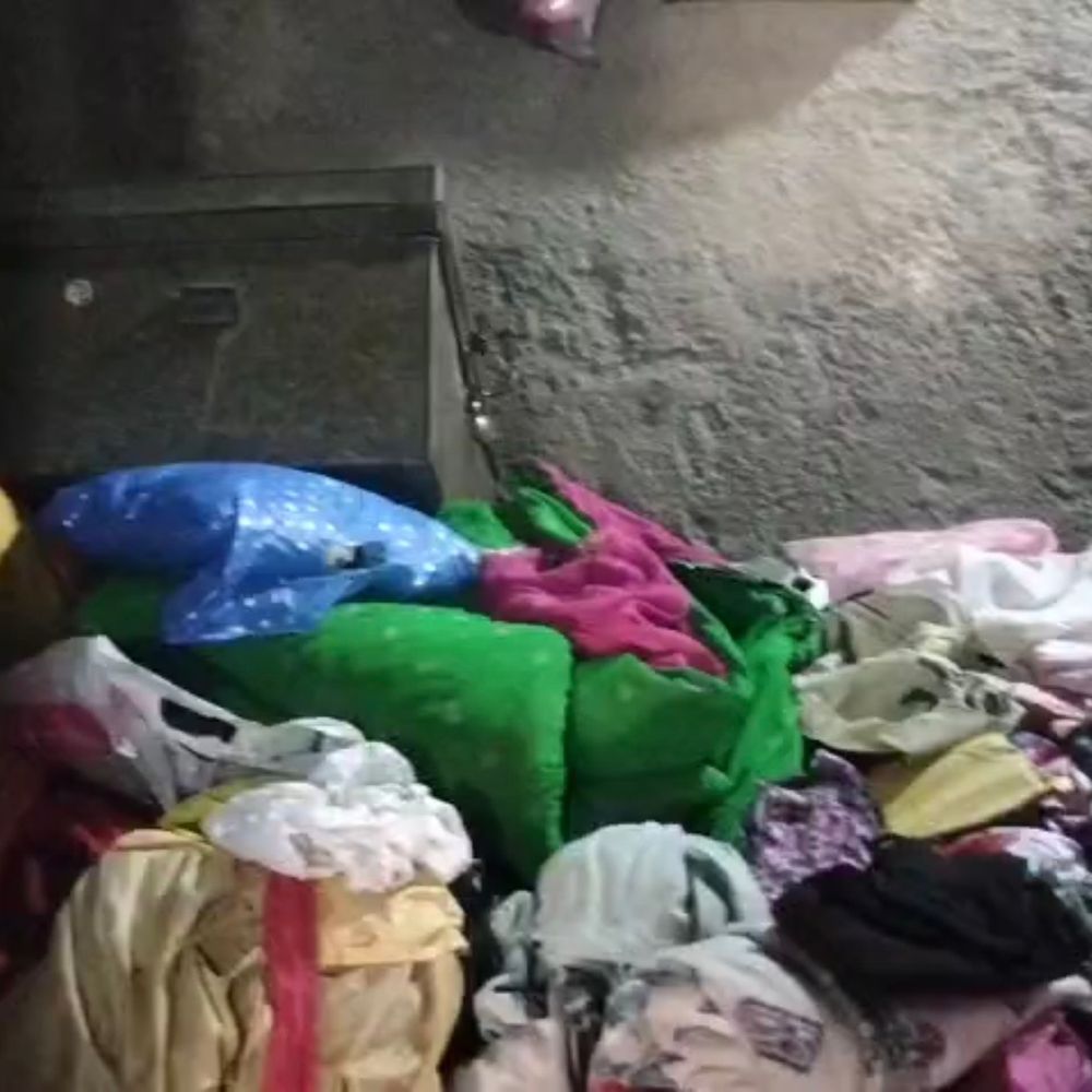 अस्पताल में परिवार, बंद घर में चोरी:बेटी की पढ़ाई के लिए रखे रुपए ले गए चोर, बर्तन तक नहीं छोड़ा