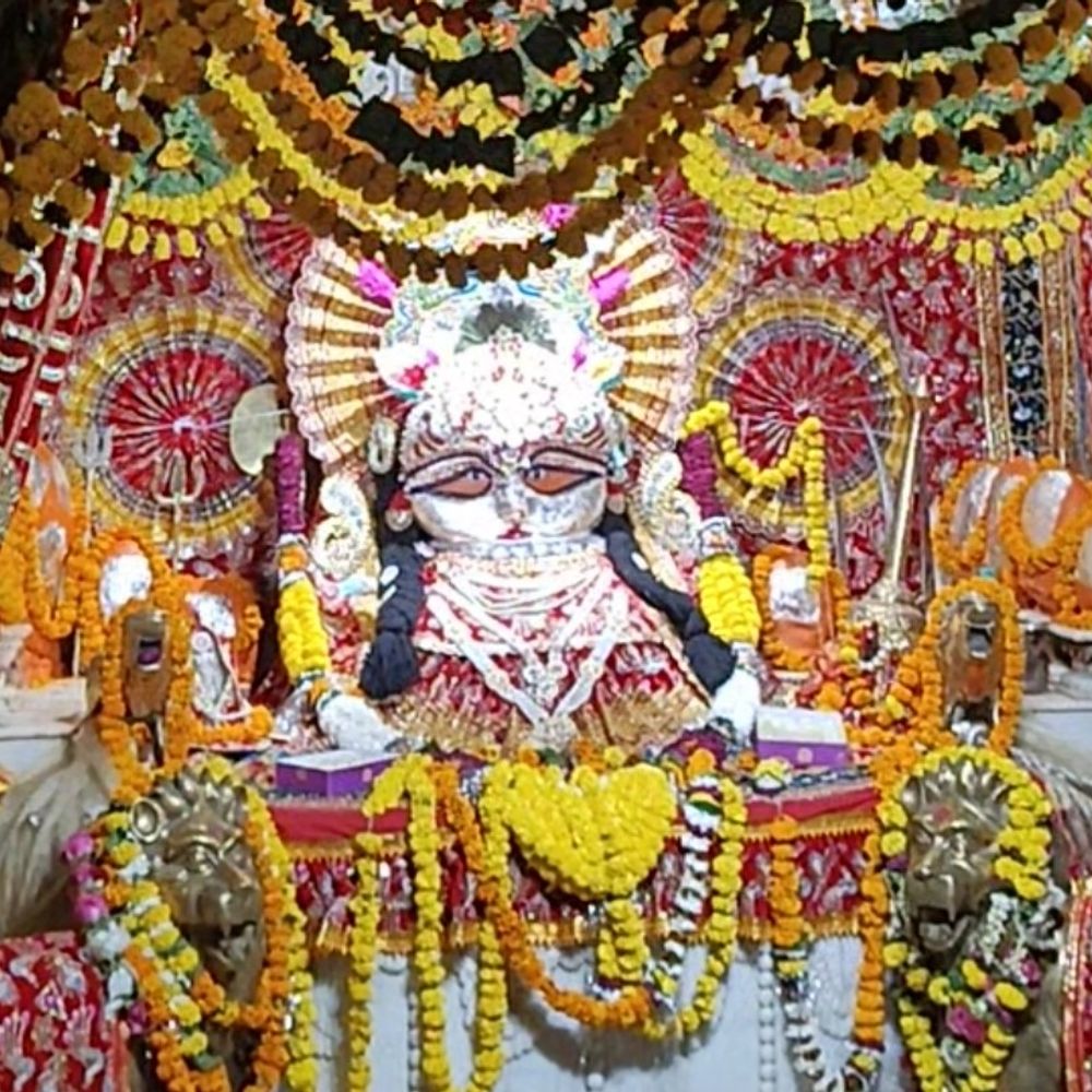 हाथरस के मंदिरों में महानवमी पर उमड़ी भक्तों की भीड़:सुबह से घरों और मंदिरों में हवन,कन्या-लंगूरा जिमाए, जय माता दी के जयकारे