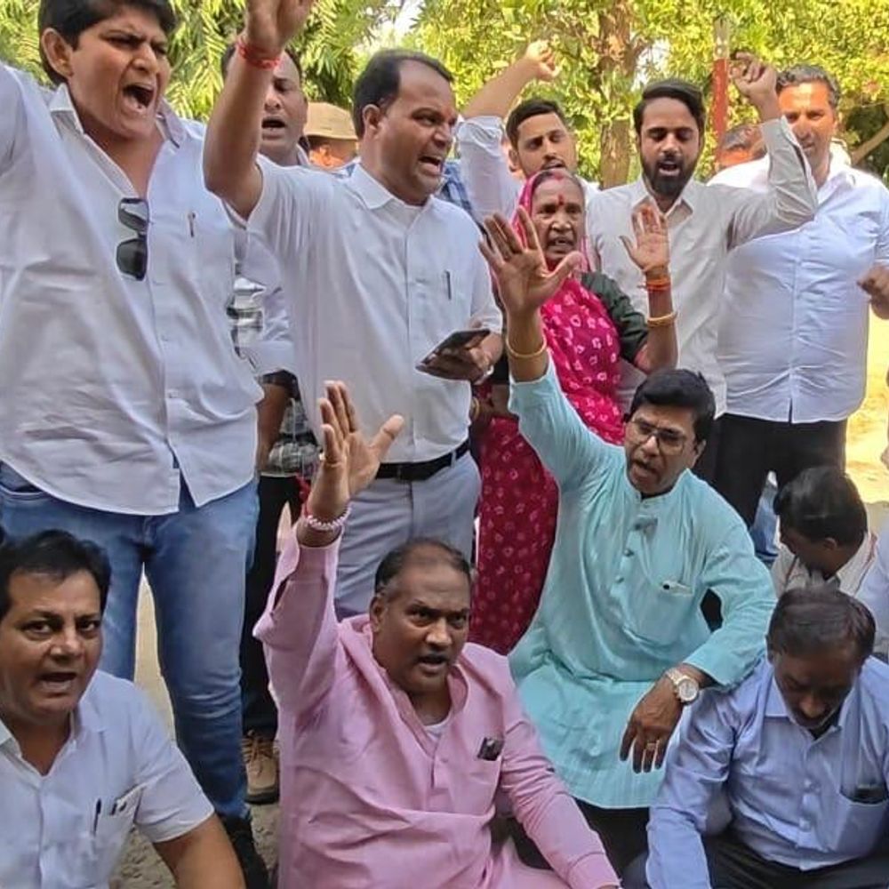 वार्ड 11 में नई सड़क बनाने की मांग:PWD अधिकारियों ने किया निरीक्षण, फरवरी तक निर्माण का आश्वासन दिया