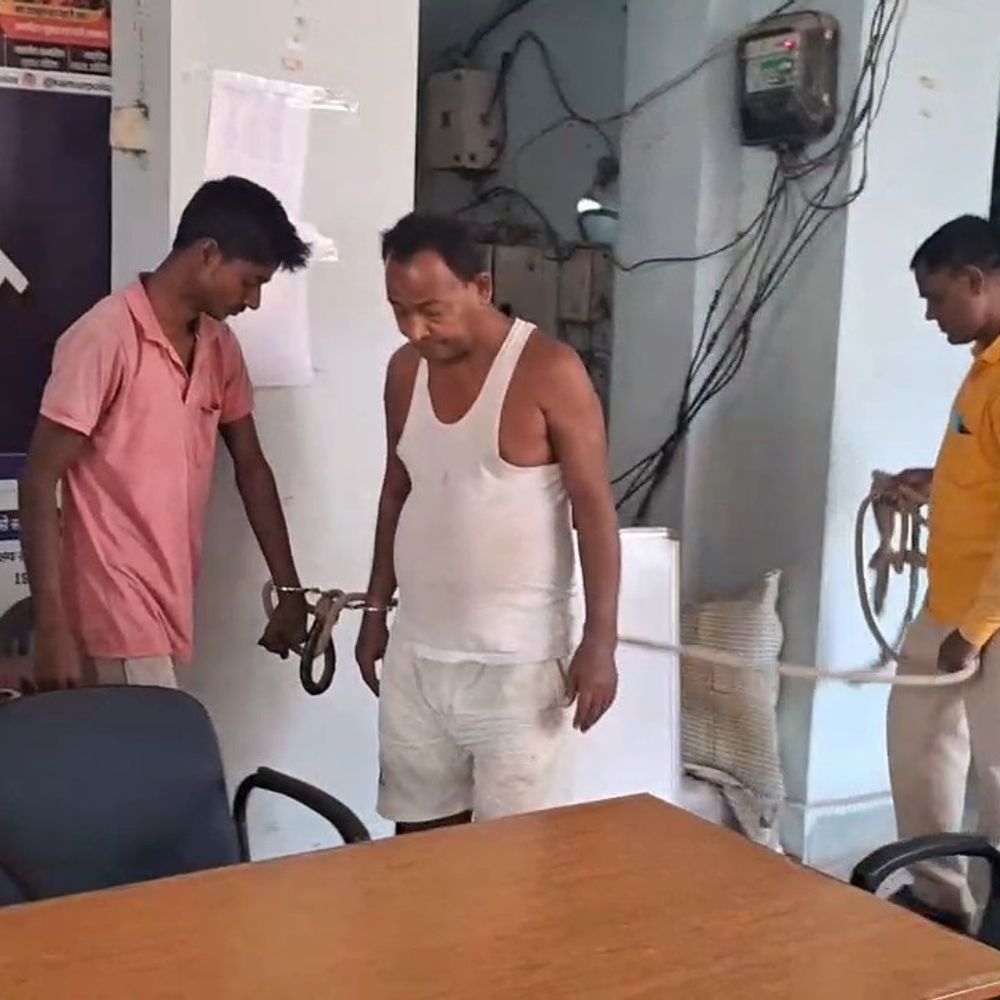 कैमूर में चाय दुकान से एक किलो गांजा बरामद:बहुआरा में पुलिस ने पिता-बेटा को किया गिरफ्तार, दुकान की आड़ में बेच रहे थे मादक पदार्थ
