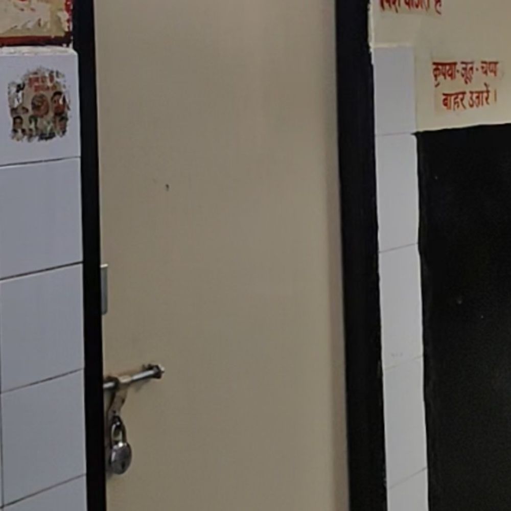 हाथरस जिला अस्पताल में रेडियोलॉजिस्ट को काम से रोका:उम्र के गलत प्रमाण पत्र की शिकायत पर कार्यवाही, मरीज परेशान