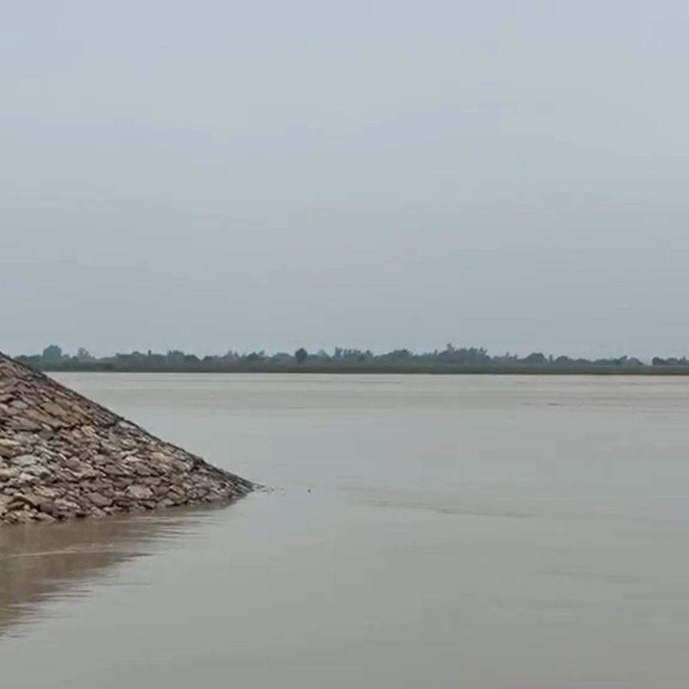गोंडा में घाघरा नदी खतरे निशान से एक मीटर नीचे:कटान थमने से किसानों को राहत, ब्योन्दा माझा में भी सुधरने लगे हालात