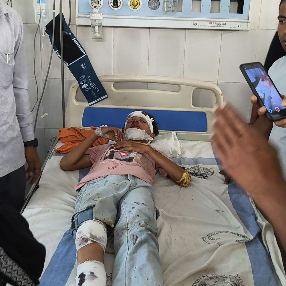 शिवहर में कलश यात्रा का रथ अनियंत्रित होकर लुढ़का:नवाब हाई स्कूल के पास ब्रेक फेल होने से 15 श्रद्धालु घायल, एक रेफर