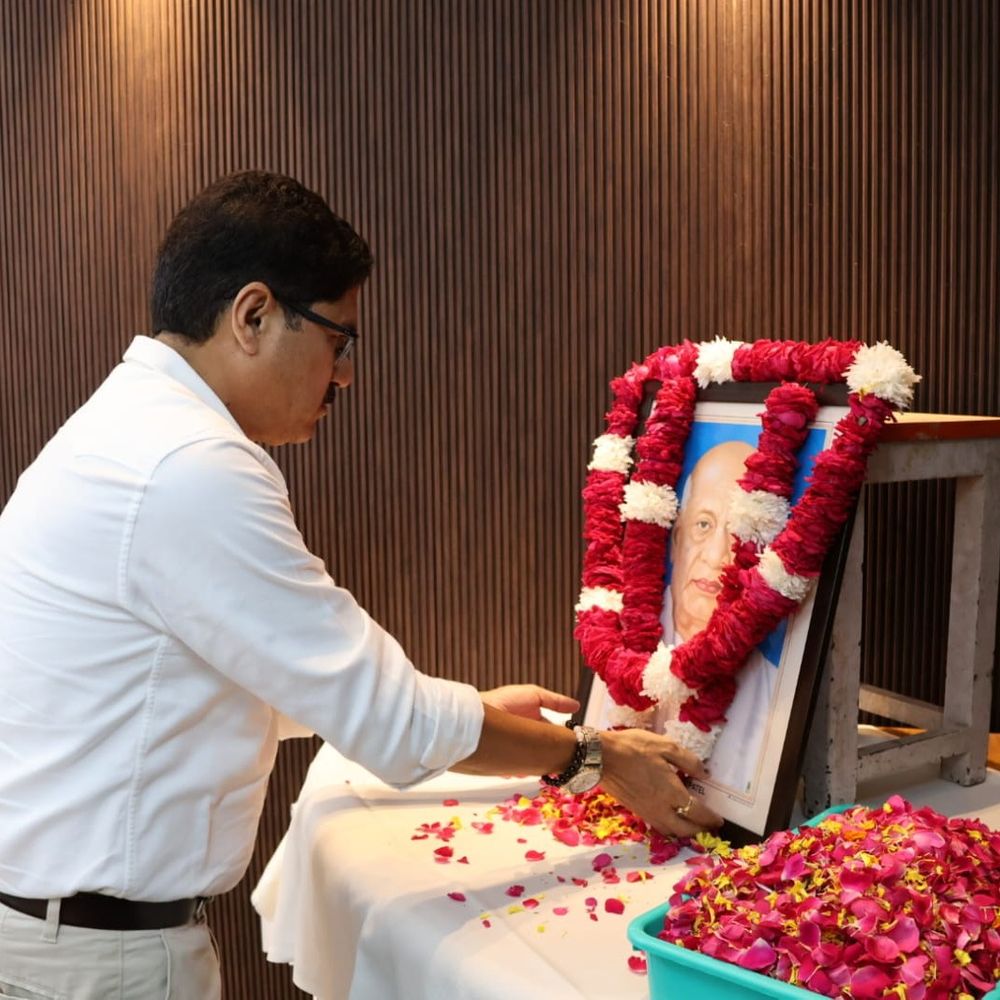 कलेक्ट्रेट में पटेल जयंती पर अधिकारियों-कर्मचारियों ने शपथ ली:डीएम डॉ. वीके सिंह ने चित्र पर फूल चढ़ाए; राष्ट्रीय एकता दिवस मनाया