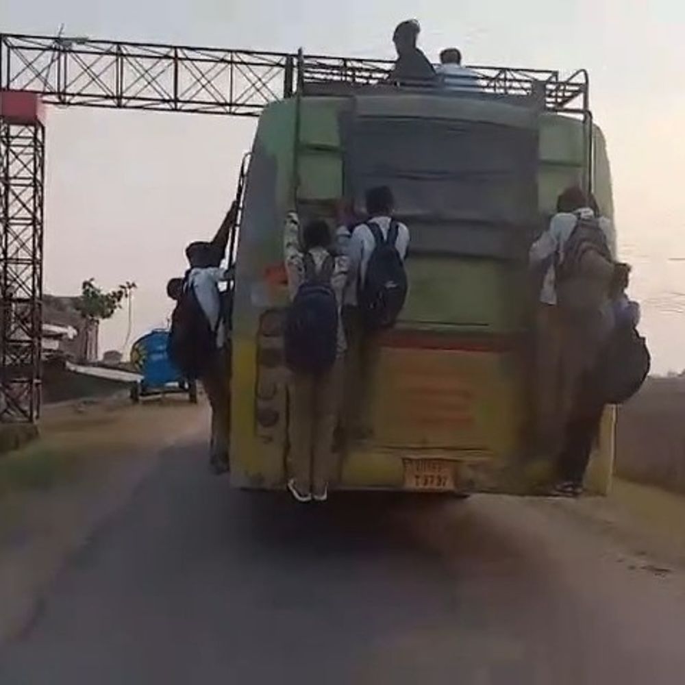 छतरपुर में बच्चे चलती बस पर लटककर स्कूल जा रहे:VIDEO आया सामने, ओवरलोड बस में चढ़ने की जगह नहीं मिली तो लटके