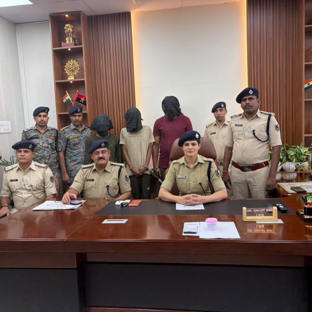 अरवल के काली मंदिर से गहने चोरी करने वाले गिरफ्तार:पुलिस ने सोना कारोबारी समेत 3 चोरों को पकड़ा, 2.34 लाख के गहने बरामद