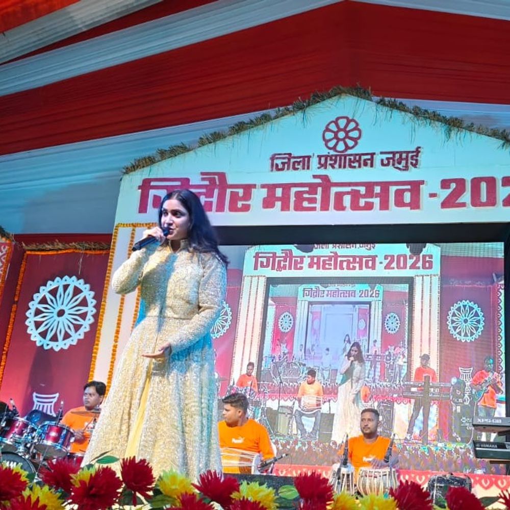 गिद्धौर महोत्सव में सिंगर हर्षप्रीत कौर ने बांधा समां:पंजाबी, बॉलीवुड और लोकगीत पर दर्शक झूमे, ‘रश्क-ए-कमर’ गाने पर थिरके