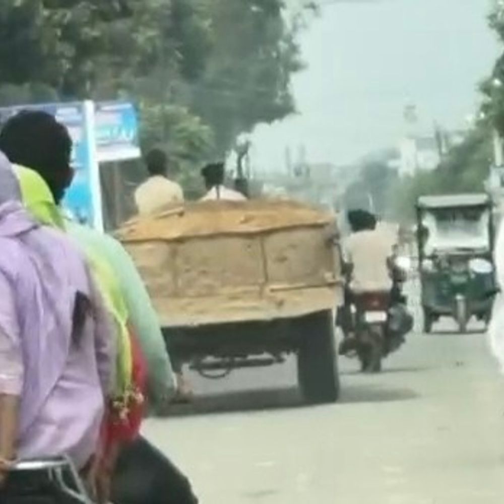 मुजफ्फरनगर में खुलेआम हो रहा मिट्‌टी का खनन:सड़क पर दौड़ रही मिट्टी से भरी ट्रैक्टर-ट्रॉलियां, प्लाटों में हो रहा भराव