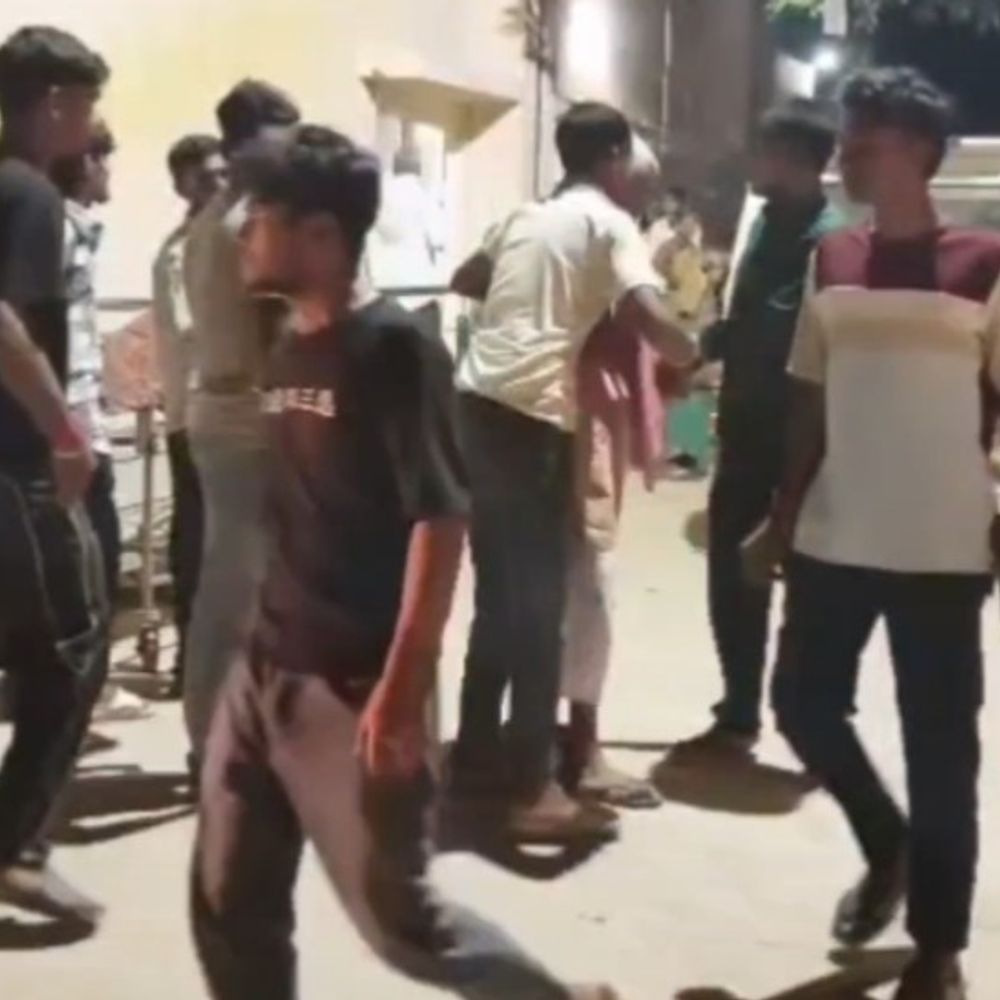 बरामदे में सो रहे युवक की धारदार हथियार से हत्या:देवरिया में परिजनों ने पट्टीदारी के युवक समेत कई लोगों पर लगाया आरोप