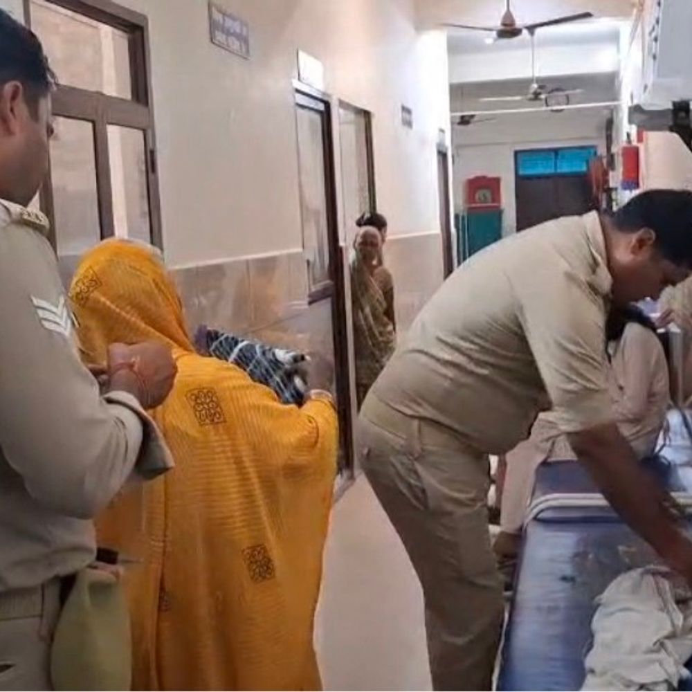 नवजात की मौत, अस्पताल पर लापरवाही का आरोप:संभल में वृंदा नर्सिंग होम में डिलीवरी के दौरान पैर टूटने का दावा