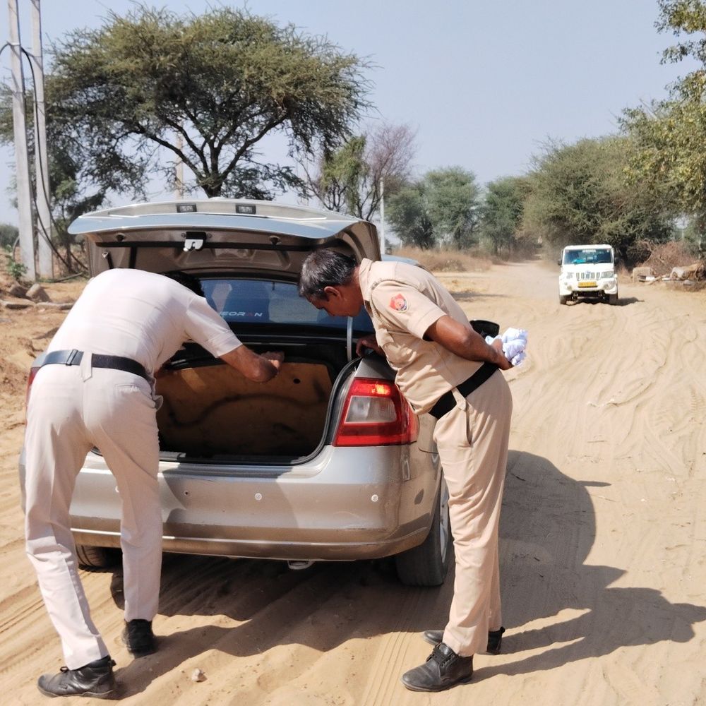 लोहारू में राजस्थान सीमा पर बढ़ी सुरक्षा:होने हैं सरपंच चुनाव, 30 पुलिसकर्मी तैनात, 5 राइडर गश्त पर; SHO कर रहे पेट्रोलिंग