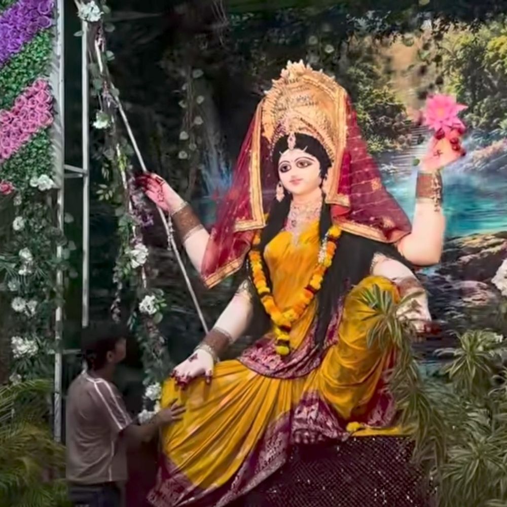 रायसेन में महाआरती के साथ हरियाली का संदेश:पेड़-पौधों से सजाया मां तालाब वाली मैया का पंडाल, सैकड़ों दीप जले; 56 भोग के बाद हुई रंगीन आतिशबाजी