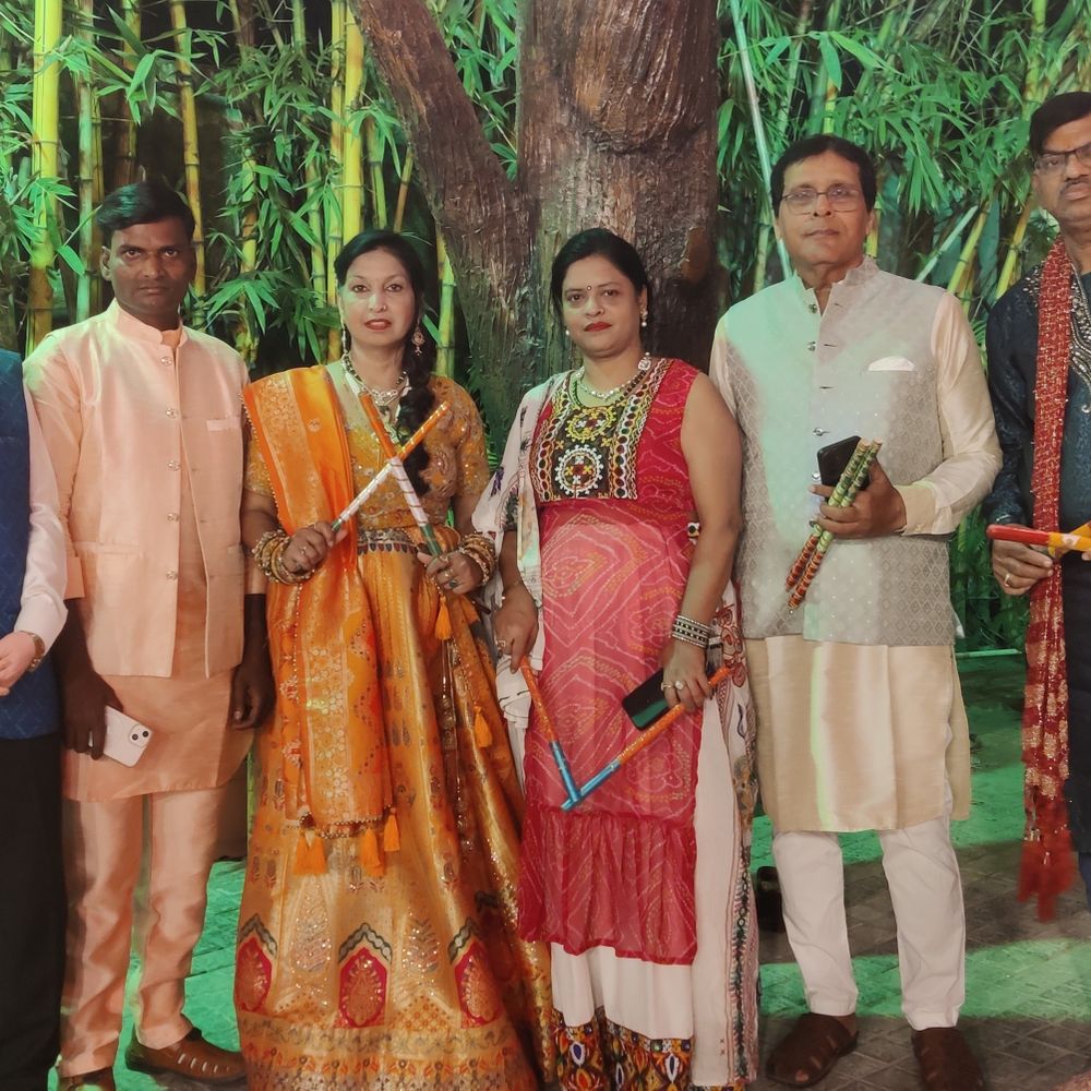 बरेली में सजी डांडिया नाइट:मां सरस्वती के चित्र पर माल्यार्पण कर हुआ शुभारंभ, पारंपरिक गीतों पर झूमे प्रतिभागी