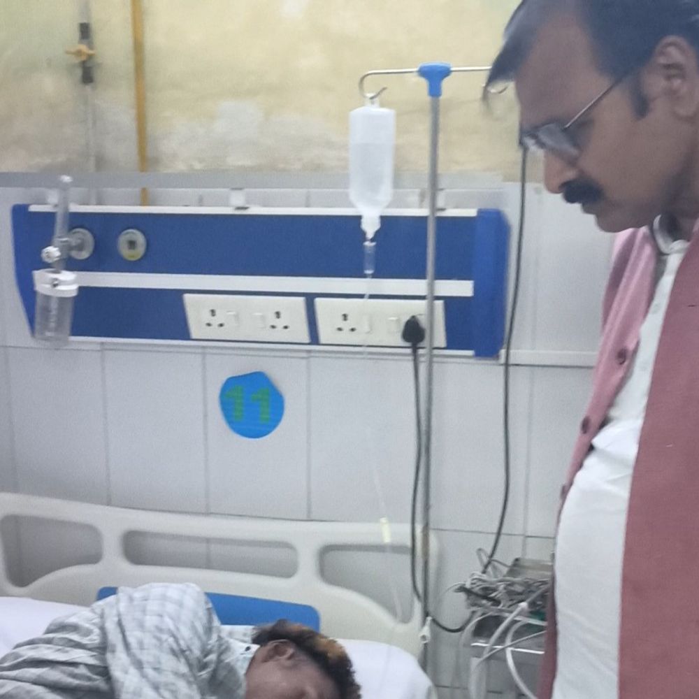 सनोखर में जुगाड़ गाड़ी-बाइक की टक्कर में युवक की मौत:महादेव स्थान मेला जा रहे दूसरे युवक की हालत गंभीर, अस्पताल में भर्ती