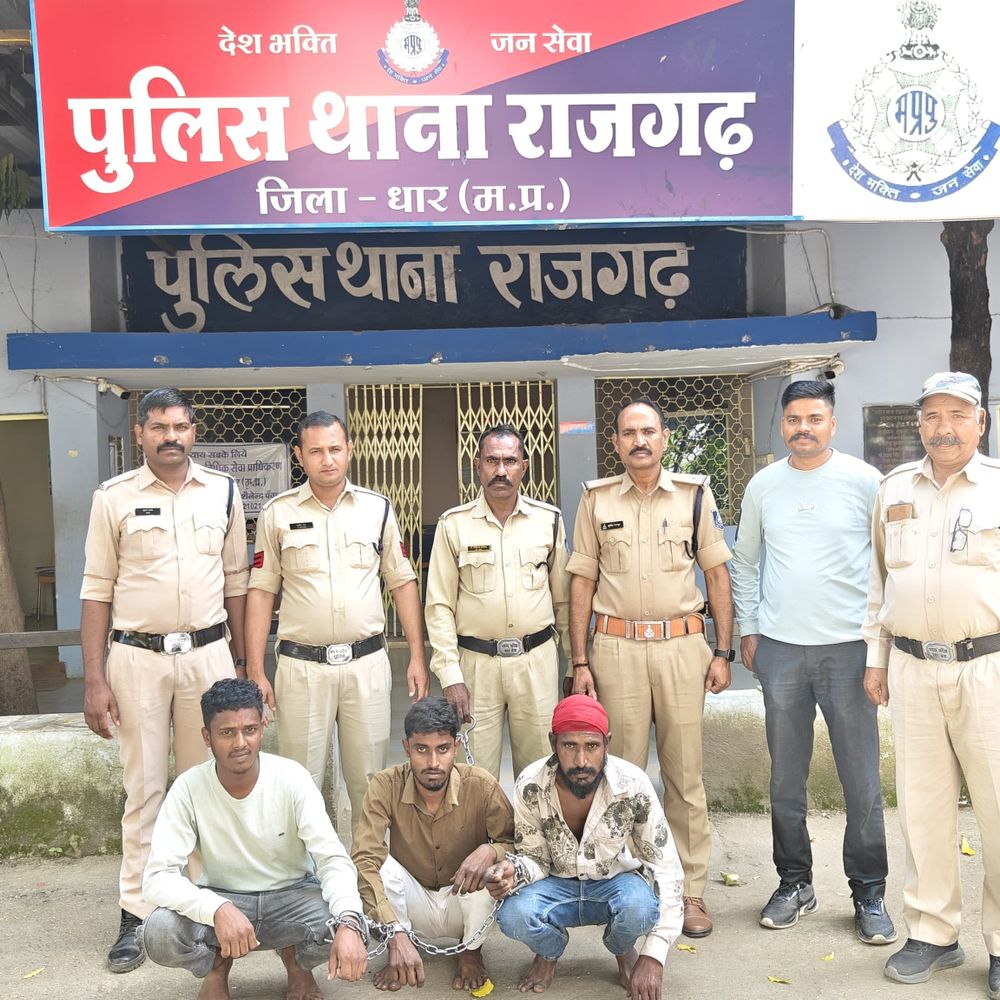 ऑनलाइन सेंटरों में चोरी करने वाले 3 आरोपी गिरफ्तार:कंप्यूटर स्क्रीन और फिंगरप्रिंट मशीन बरामद, CCTV से हुई थी आरोपियों की पहचान