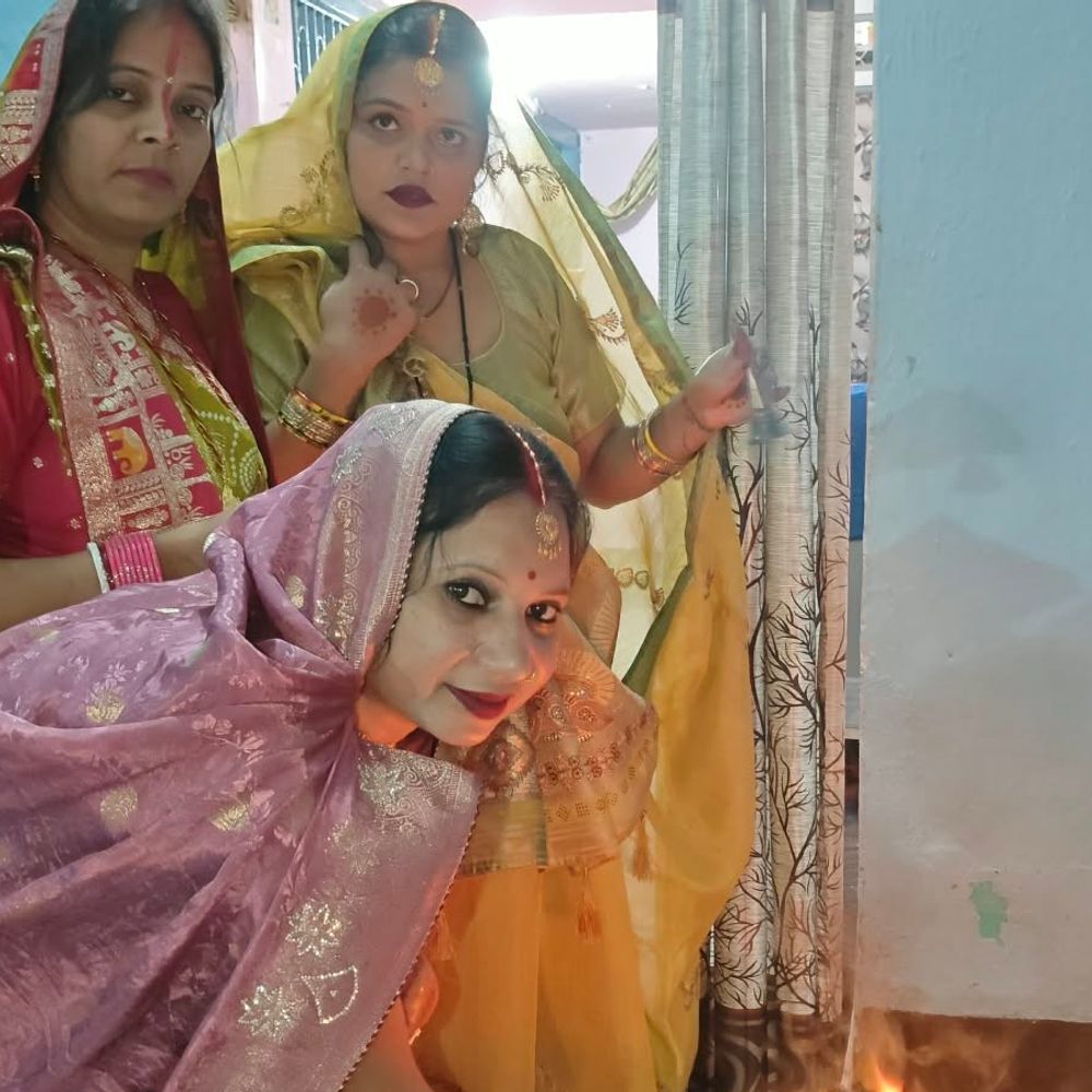 जमुई-पति की लंबी उम्र को रखा निर्जला व्रत ‘करवा चौथ’:9 बजे दिखा चांद, पूजा-अर्चना के बाद पति के हाथों पानी पीकर खोला उपवास