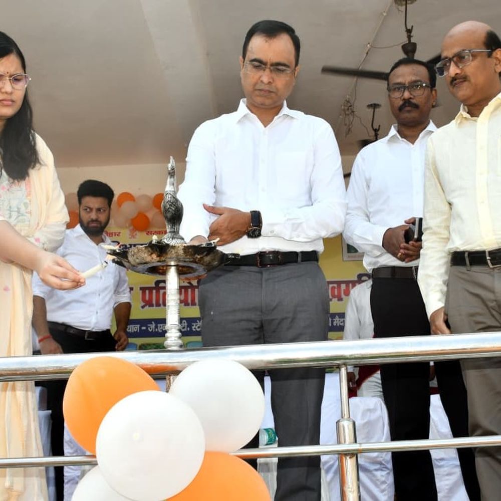 खगड़िया में जिला स्तरीय विद्यालय खेल प्रतियोगिता शुरू:जेएनकेटी स्टेडियम में 900 से ज्यादा खिलाड़ियों ने दिखाया दम, राष्ट्रीय खिलाड़ी ने जलाई मशाल