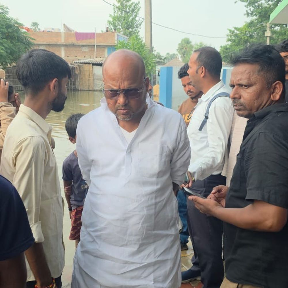 पूर्व विधायक प्रेमशंकर बाढ़ पीड़ितों के बीच पहुंचे:सड़क किनारे प्रभावितों के साथ बैठकर सत्तू खाया, समस्याएं सुनी