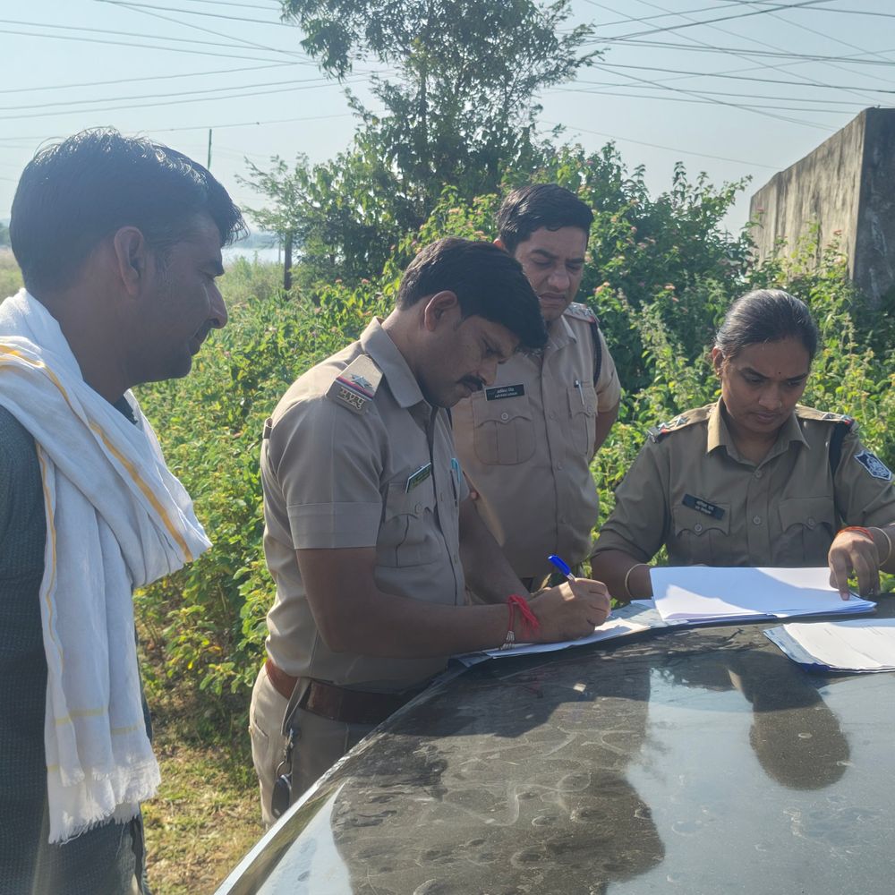 बेटा बोला-पिता, बुआ के बेटे ने मां को पीटा, मौत:राजगढ़ में महिला को लाठियों से आधे घंटे तक मारने का दावा; जमीन विवाद का मामला