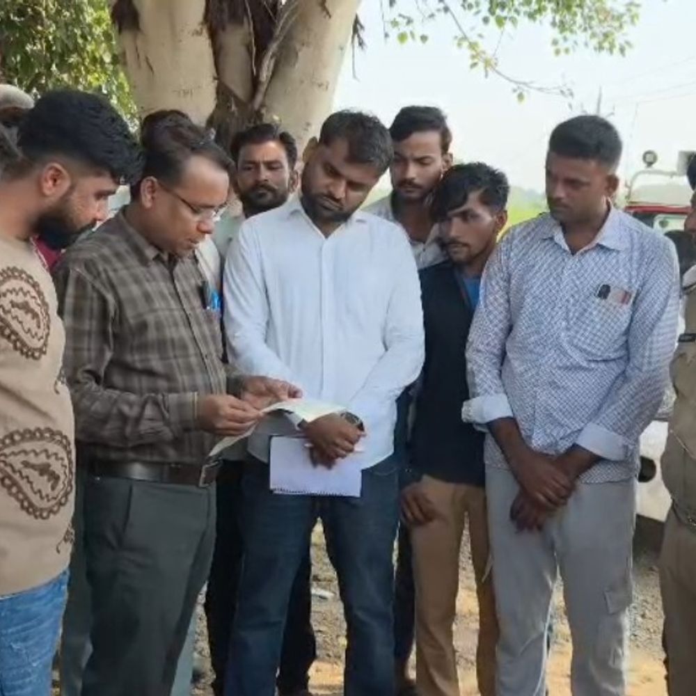 लाइट कटौती से परेशान 36 गांवों के ग्रामीण:आगर में बिजली ग्रिड पर पहुंचे, नेशनल हाईवे पर चक्काजाम की चेतावनी दी