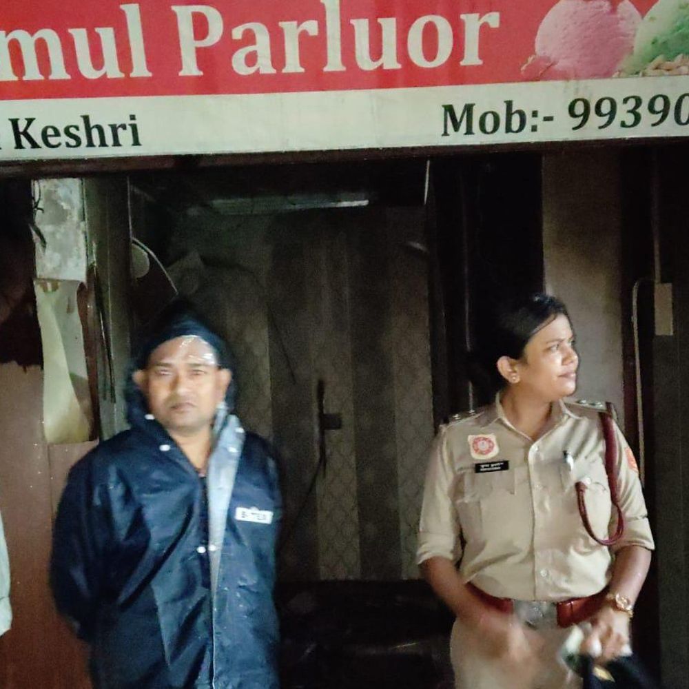 बक्सर के किराना स्टोर में लगी आग:3 दमकल गाड़ियों ने 6 घंटे बाद पाया काबू; दुकान और गोदाम का सामान जला