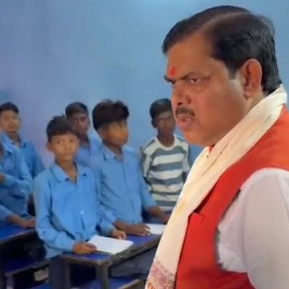 गोपालगंज-शिक्षा मंत्री ने पुराने स्कूल का किया औचक निरीक्षण:बचपन की यादें हुईं ताजा; डिजिटल क्लासरूम और नई बेंच-डेस्क के लिए प्रस्ताव बनाने का निर्देश