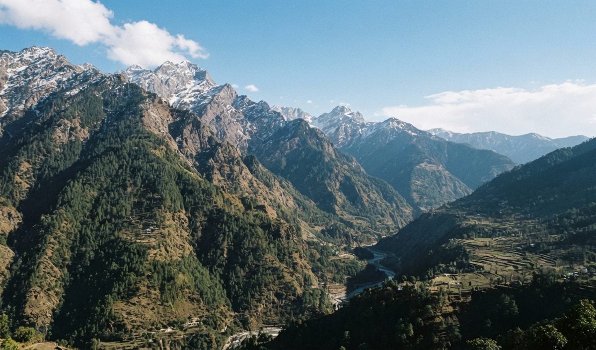 उत्तराखंड के जोशीमठ में हेलीकॉप्टर क्रैश, पायलट समेत छह की मौत, AAIB करेगा जांच