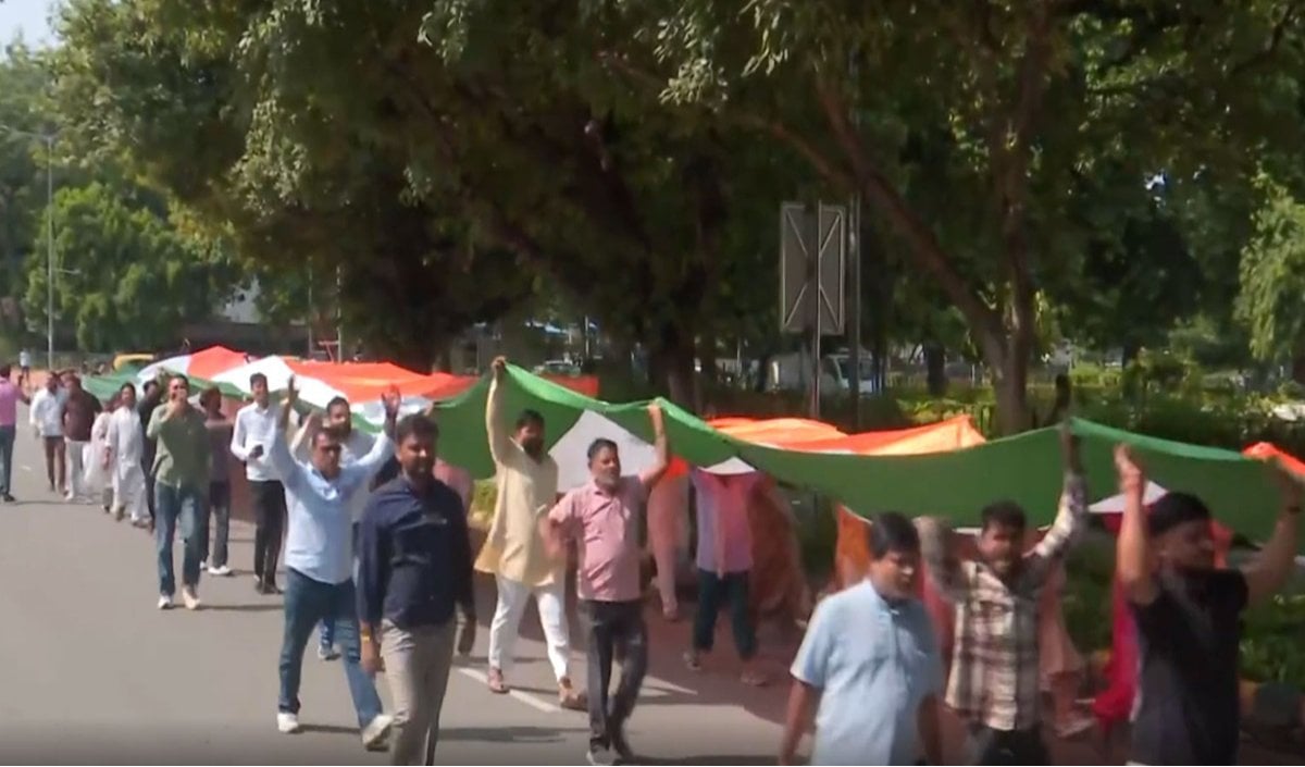 Election Commission के खिलाफ AAP का प्रदर्शन, Central Park बंद होने पर उठाए सवाल
