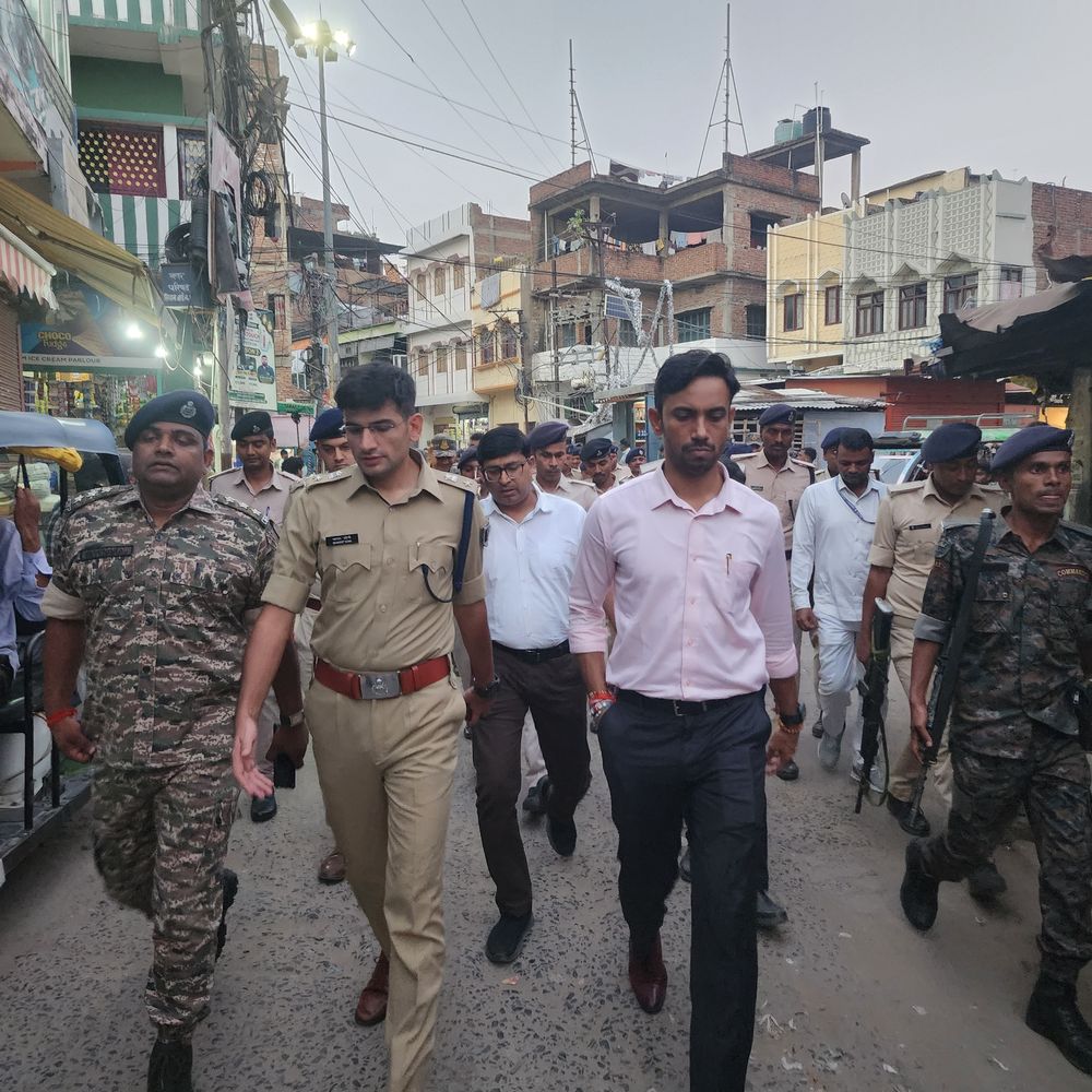 सीवान में दुर्गा पूजा को लेकर फ्लैग मार्च:4 हजार पुलिस जवान होंगे तैनात, अधिकारियों ने पंडालों का जायजा लिया