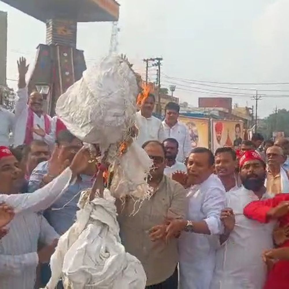 अखिलेश यादव की गिरफ्तारी पर गोंडा में सपा का प्रदर्शन:ज्ञानेश कुमार के पुतले को जूते-चप्पल से पीटा, पुलिस से हुई खींचतान