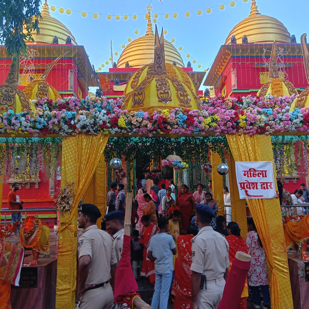 बेतिया-SSP ने अनाथ बच्चों को कराए मां दुर्गा के दर्शन:अपनी गाड़ी से 4 पूजा पंडालों में ले गए, पहली बार बाहर निकलकर बच्चों ने देखी पूजा