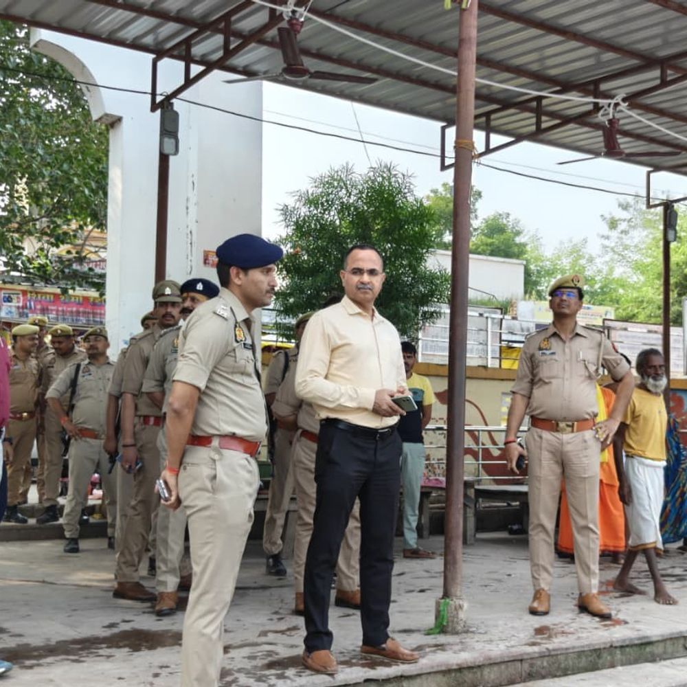 नवरात्रि पर शीतला माता मंदिर और कुबरी घाट पहुंचे IG-SP:कौशाम्बी में सुरक्षा व्यवस्था का लिया जायजा, श्रद्धालुओं की सुविधा के निर्देश