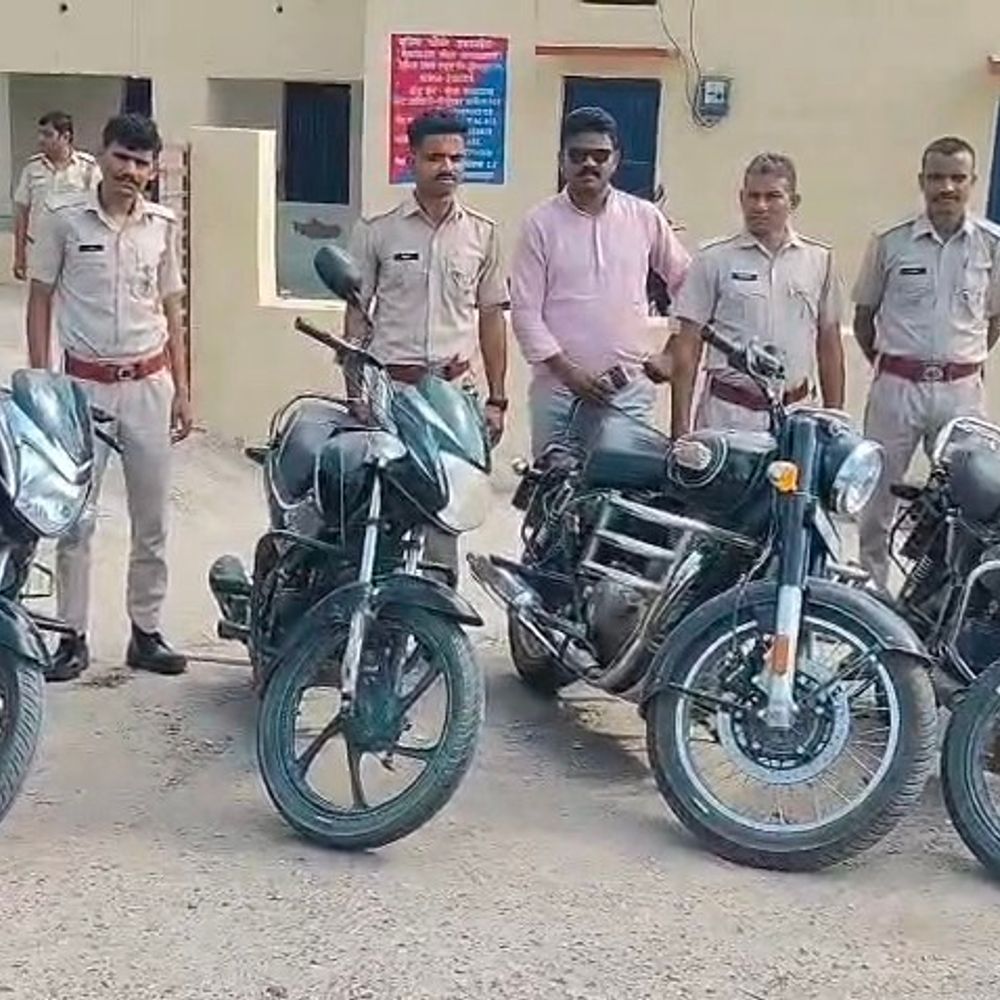 पंचायत चुनाव और त्योहारों को लेकर पुलिस सख्त:बिना नंबर और नियम तोड़ने वाली 15 बाइक जब्त