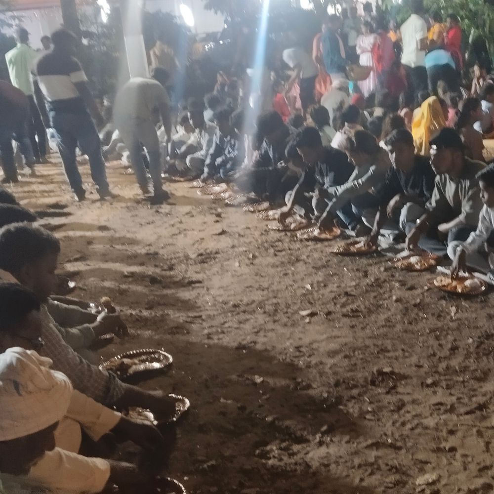 रामडीहरा अद्वैत आश्रम में भंडारे का आयोजन:सैकड़ों लोगों ने प्रसाद ग्रहण किया, पुलिस बल भी तैनात रही