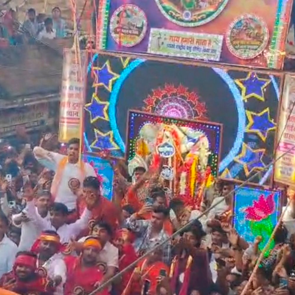 लखीसराय में बड़ी-छोटी दुर्गा प्रतिमाओं का हुआ पारंपरिक मिलन:हजारों श्रद्धालु उमड़े, जय माता दी के जयकारे; सुरक्षा के कड़े इंतजाम