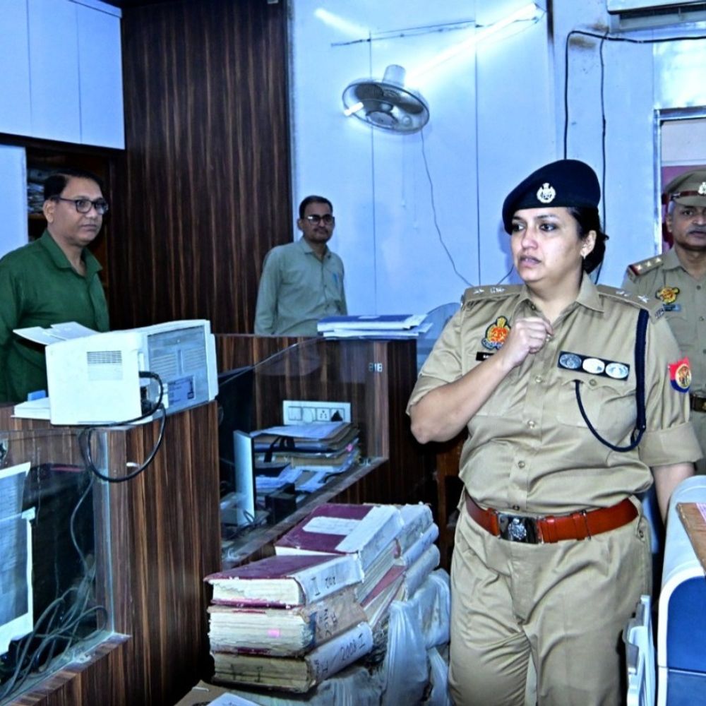 एसपी ने पुलिस कार्यालय की शाखाओं का किया किया निरीक्षण:बाराबंकी में दस्तावेजों और रजिस्टरों की जांच की; फरियादियों से शालीन व्यवहार करने को कहा