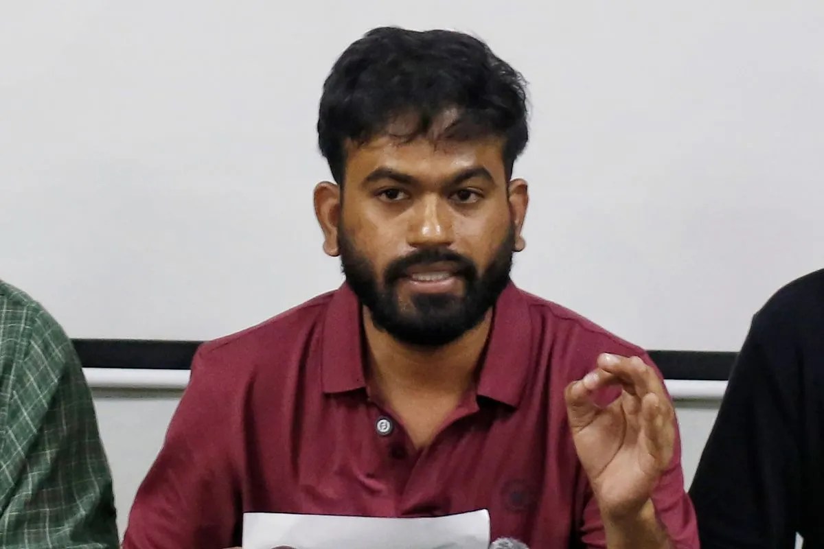 एंटी-EC प्रदर्शन के लिए घर से निकले अभिजीत दिपके बोले- मां ऐसे रोईं, जैसे मैं युद्ध क्षेत्र में जा रहा हूं