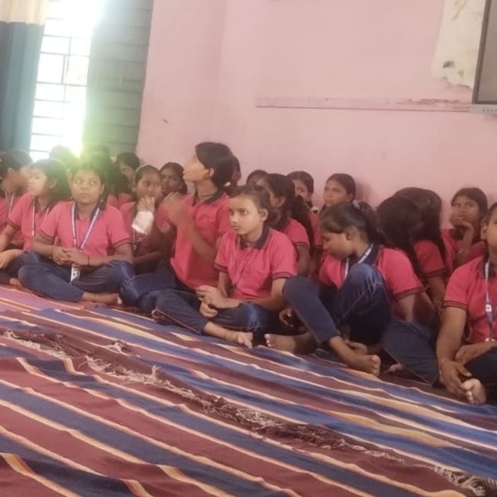 विश्व मानसिक स्वास्थ्य दिवस पर KGB में कार्यक्रम:बच्चियों को रेगुलर योगाभ्यास और पॉजिटिव सोच अपनाने की सलाह