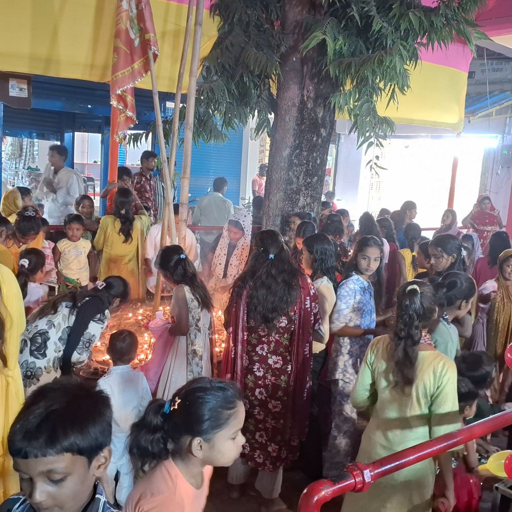 नवरात्र के छठे दिन मां कात्यायनी की पूजा-अर्चना:बैंड-बाजे के साथ हुआ बेलवा निमंत्रण, सप्तमी को खुलेगा मां दुर्गा का पट; पूजा पंडालों में तैयारियां तेज