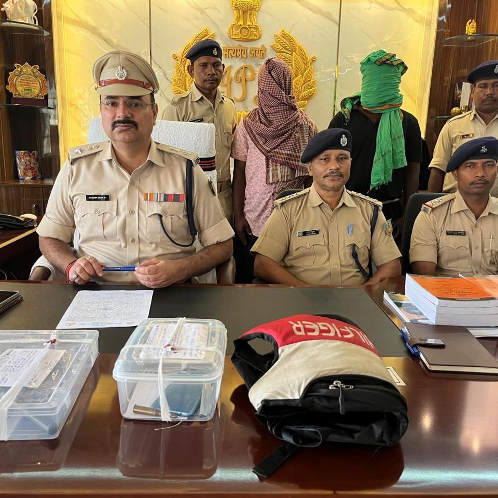 राशन दुकान लूट के दो और अपराधी गिरफ्तार:पाकुड़िया में फरार चल रहे दो शातिर बदमाशों को पुलिस ने दबोचा, हथियार भी मिले