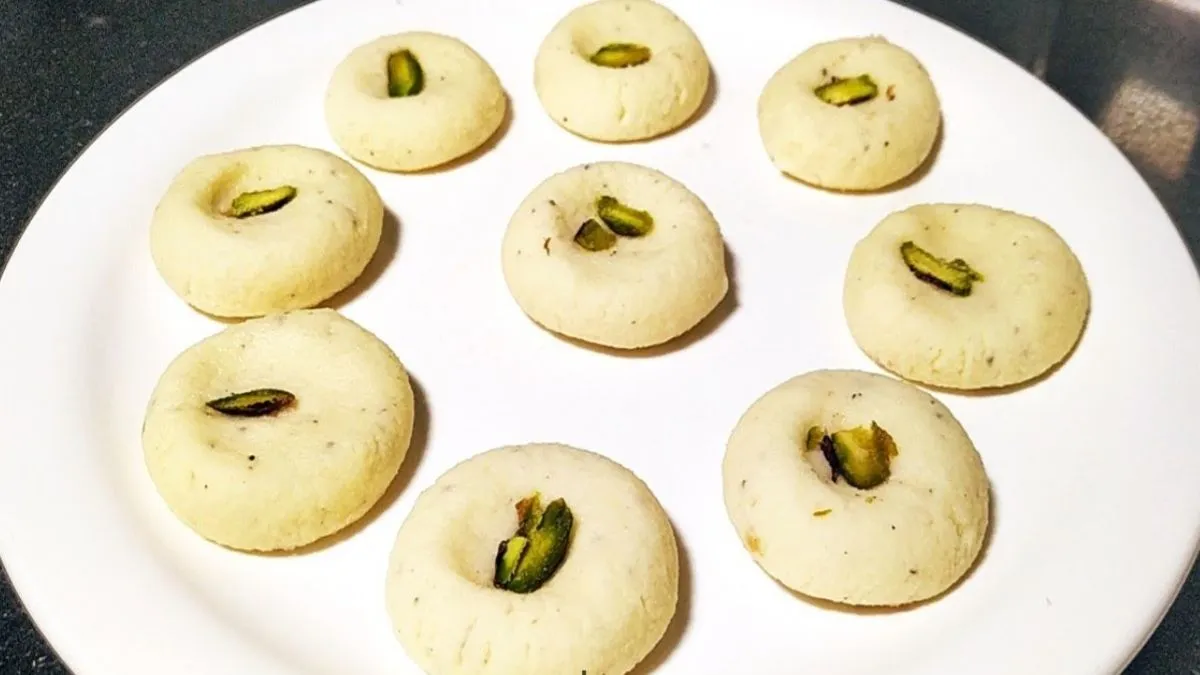 दिवाली के मौके पर घर पर बनाएं बंगाल की फेमस मिठाई संदेश, जान लें इसकी आसान सी रेसिपी