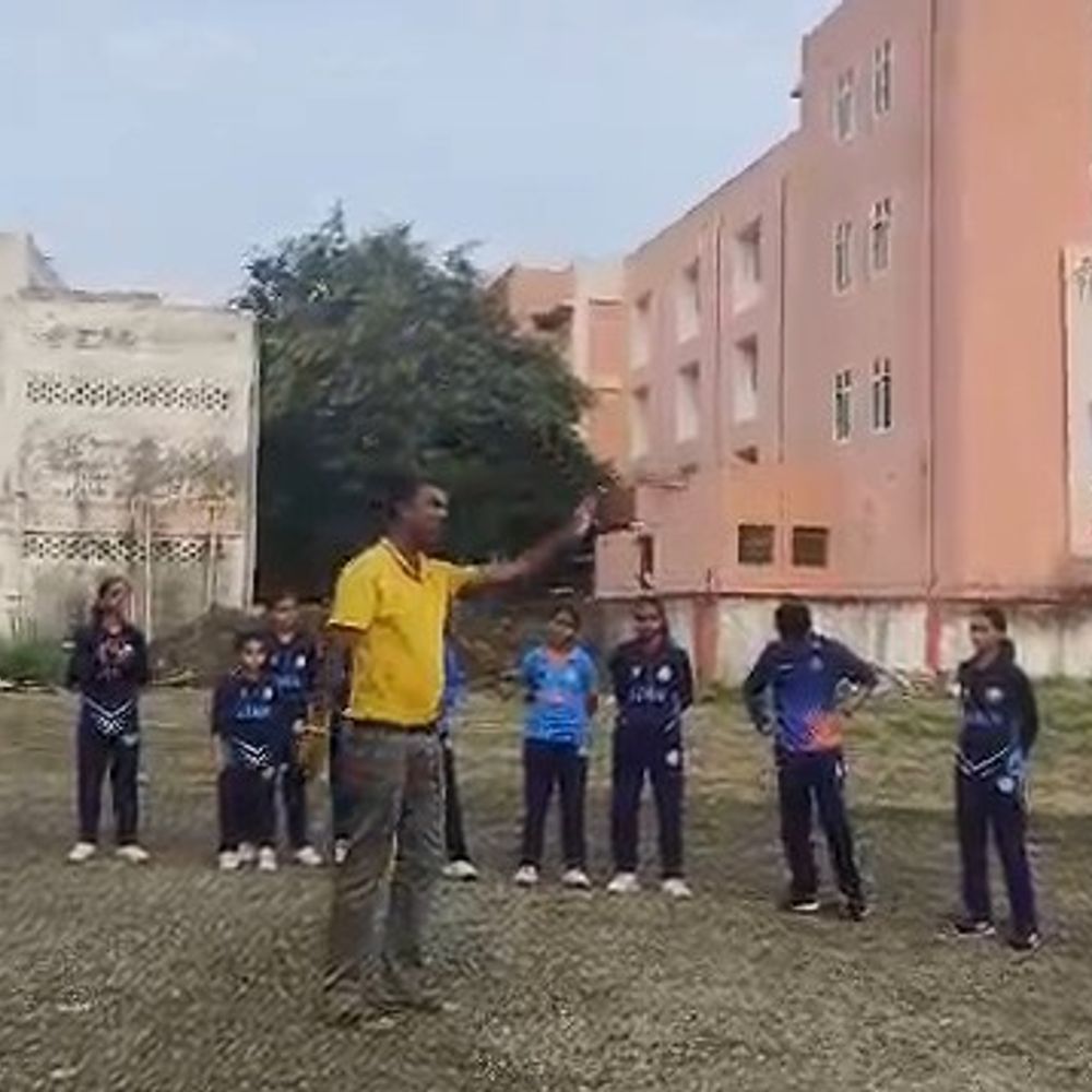 शिप्रा अकादमी की 10 बालिका खिलाड़ियों का चयन:राज्य स्तरीय शालेय क्रिकेट प्रतियोगिता में खेलेंगी; शिवपुरी और ग्वालियर में होंगे मुकाबले