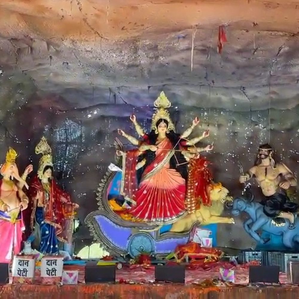जमुई में शिवखोरी गुफा जैसा 160 फीट लंबा पंडाल:30 लाख की लागत से निर्माण, वाराणसी के कारीगरों ने दिया मंदिर का अनुभव