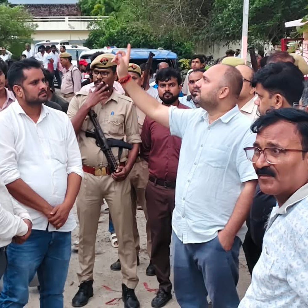 जर्जर आंगनबाड़ी केंद्र मिला, डीएम ने सीडीपीओ का वेतन रोका:प्रतापगढ़ में निरीक्षण के दौरान लापरवाही पर कार्रवाई, लेखपाल से भी मांगा स्पष्टीकरण