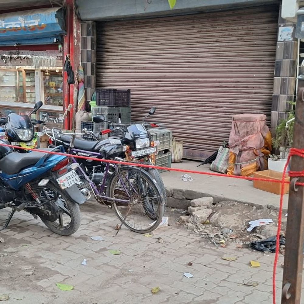 व्यापारी संघ ने DM को डिमांड लेटर सौंपा:अररिया में बैरिकेडिंग से नाराज व्यापारी, DM बोले- त्योहारों में कारोबार पर नहीं पड़ेगा असर