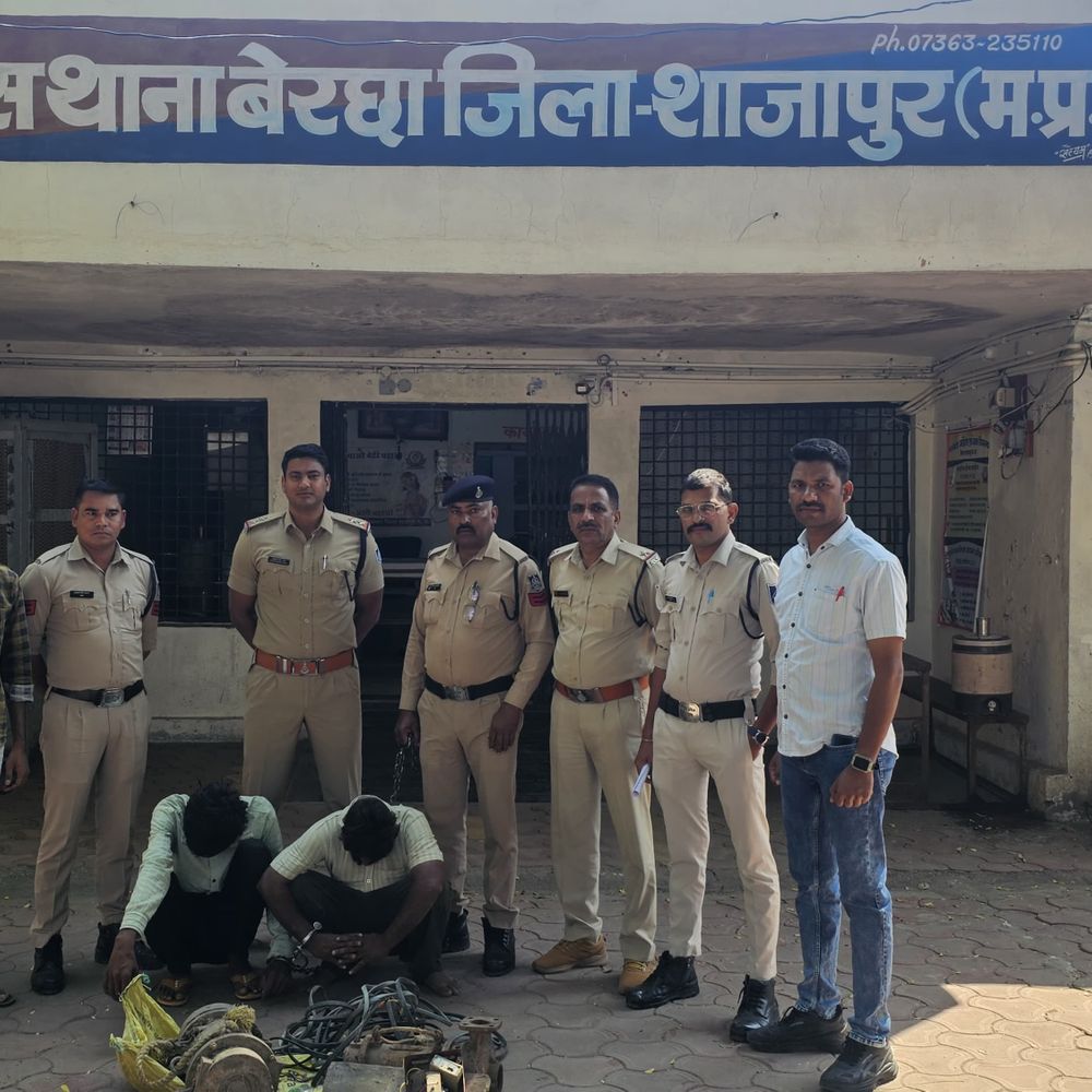 खेतों से मोटर-केबल चोरी करने वाले 2 आरोपी गिरफ्तार:चोरी का सामान भी बरामद; मुखबिर की सूचना पर बेरछा पुलिस ने की कार्रवाई