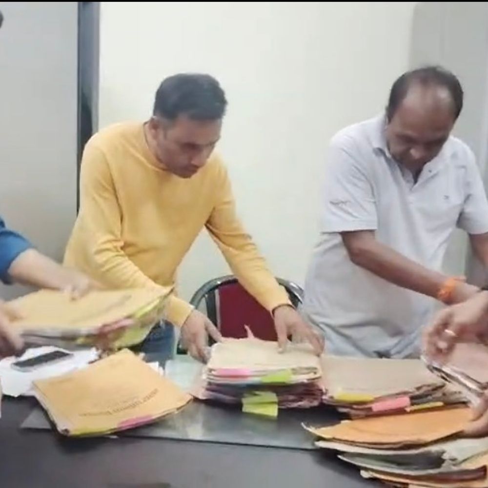 20 हजार रिश्वत लेते नगर निगम का लिपिक गिरफ्तार:NOC जारी करने के बदले 25 हजार मांगे थे; लोकायुक्त पुलिस ने कटनी से पकड़ा