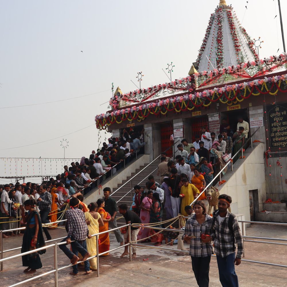 सुबह 4 बजे से मां-शारदा के दरबार में उमड़े श्रद्धालु:अष्टमी पर 1.08 लाख भक्तों ने दर्शन किए; वैन-रोपवे से पहुंच रहे लोग