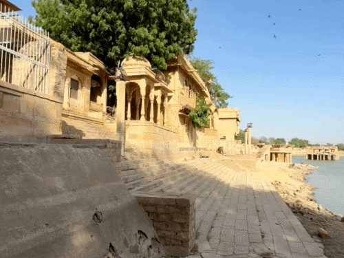 जैसलमेर की गड़ीसर लेक सूखने की कगार पर, टूरिस्ट मायूस:बोटिंग बंद होने से पर्यटन कारोबार पर संकट; नाव संचालकों-दुकानदारों की रोजी-रोटी पर असर