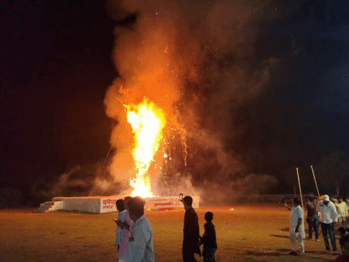 झालावाड़ में 51 फीट ऊंचे रावण का पुतला दहन किया:राड़ी के बालाजी परिसर में आतिशबाजी और शोभायात्रा के साथ दशहरा पर्व मनाया